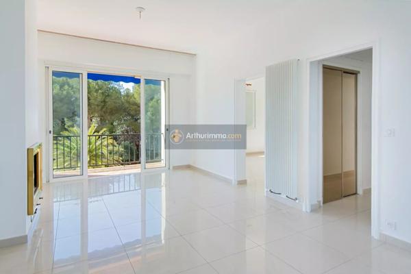 Vente                                                      Appartement
                        
                     4 pièces                      106 m2                     à Saint-Raphaël
