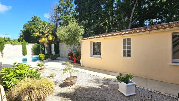 AYTRE - Maison d'architecte avec piscine à 2 pas du centre bourg - parcelle divisible