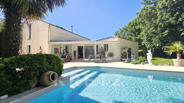 AYTRE - Maison d'architecte avec piscine à 2 pas du centre bourg - parcelle divisible