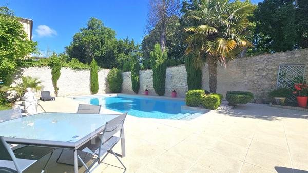 AYTRE - Maison d'architecte avec piscine à 2 pas du centre bourg - parcelle divisible