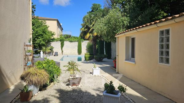 AYTRE - Maison d'architecte avec piscine à 2 pas du centre bourg - parcelle divisible