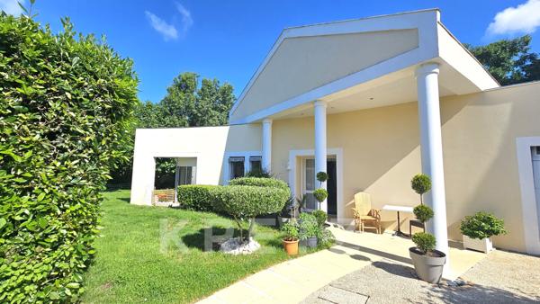 AYTRE - Maison d'architecte avec piscine à 2 pas du centre bourg - parcelle divisible