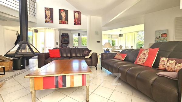 AYTRE - Maison d'architecte avec piscine à 2 pas du centre bourg - parcelle divisible