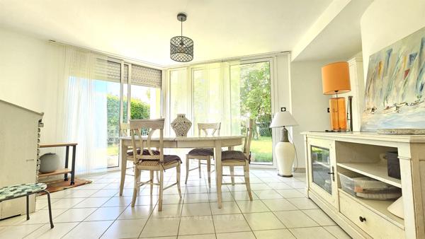 AYTRE - Maison d'architecte avec piscine à 2 pas du centre bourg - parcelle divisible