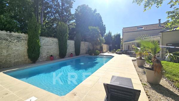 AYTRE - Maison d'architecte avec piscine à 2 pas du centre bourg - parcelle divisible