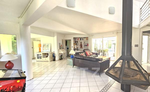 AYTRE - Maison d'architecte avec piscine à 2 pas du centre bourg - parcelle divisible