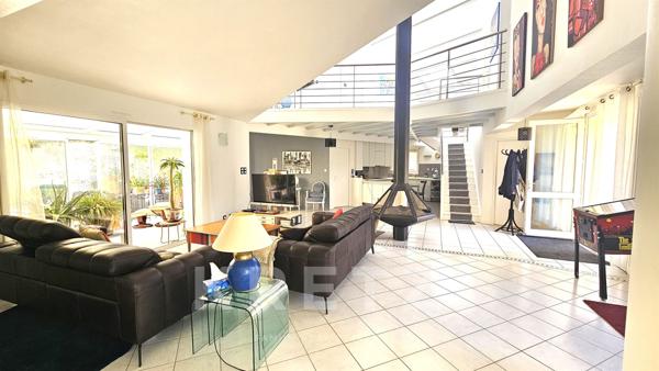 AYTRE - Maison d'architecte avec piscine à 2 pas du centre bourg - parcelle divisible