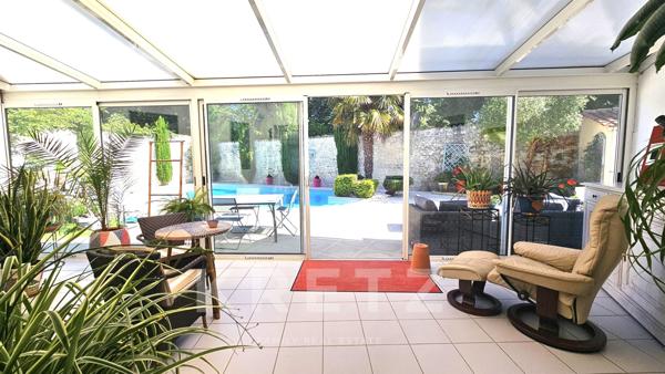 AYTRE - Maison d'architecte avec piscine à 2 pas du centre bourg - parcelle divisible