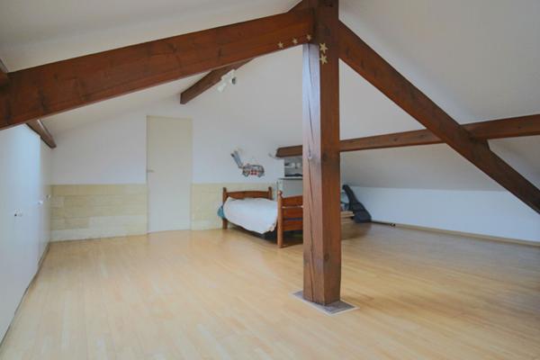 Maison 5 chambres avec jardin arboré et garage double