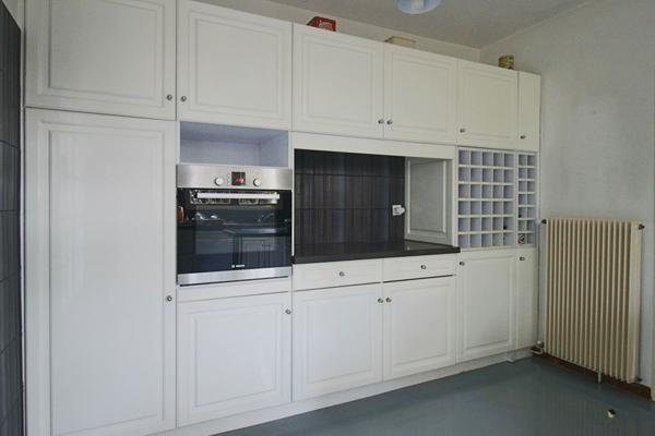 Maison 5 chambres avec jardin arboré et garage double