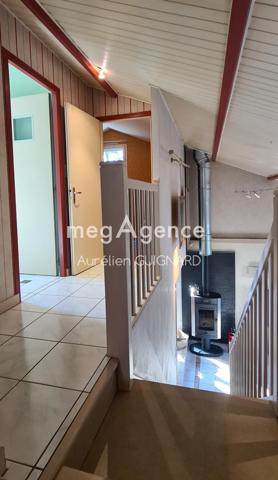 Maison à Nueil-les-Aubiers, 79250 - 9 pièces 153m²