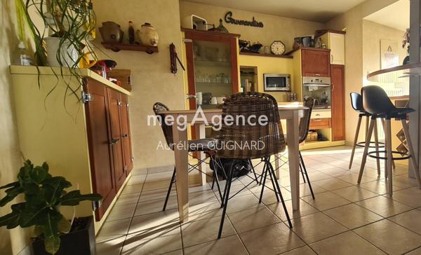 Maison à Nueil-les-Aubiers, 79250 - 9 pièces 153m²