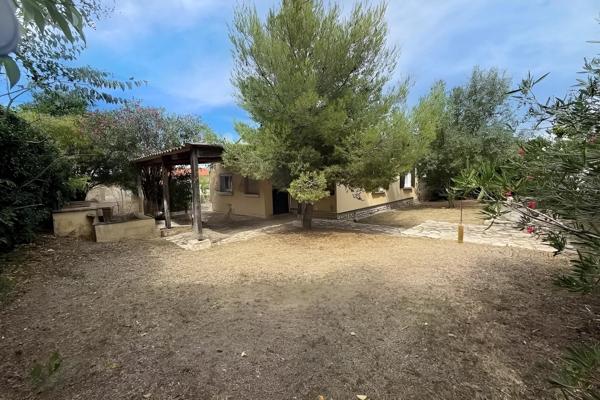Maison 3 pièces, sur terrain arboré, garage, dépendance