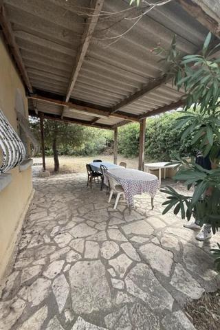 Maison 3 pièces, sur terrain arboré, garage, dépendance