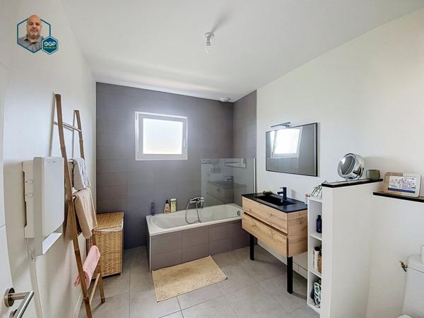 Maison de 96 m2 avec terrasse, jardin et garage à louer à Montbartier