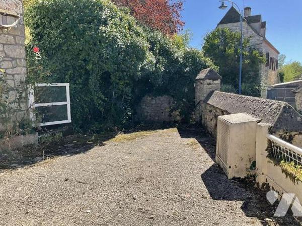 A VENDRE : Sur les hauteurs d'un village situé à environ 15km à l'est de GOURDON (Lot - 46), ma...