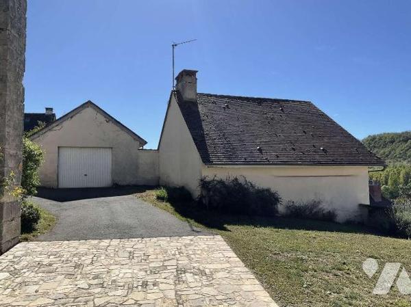 A VENDRE : Sur les hauteurs d'un village situé à environ 15km à l'est de GOURDON (Lot - 46), ma...