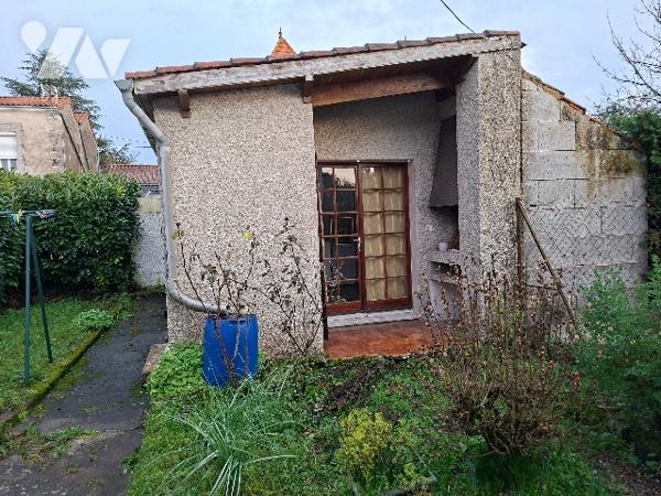 Maison de plain-pied et annexe à RUELLE SUR TOUVRE