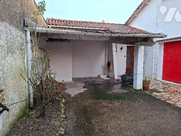 Maison de plain-pied et annexe à RUELLE SUR TOUVRE
