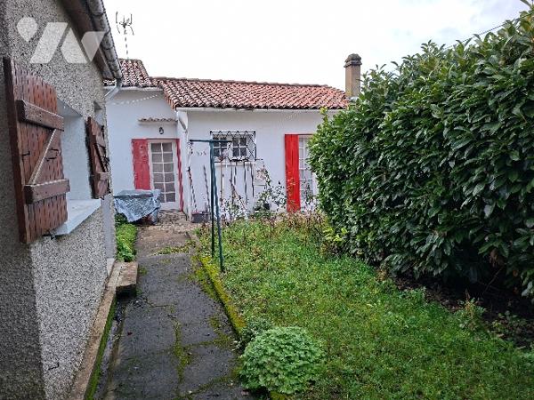 Maison de plain-pied et annexe à RUELLE SUR TOUVRE