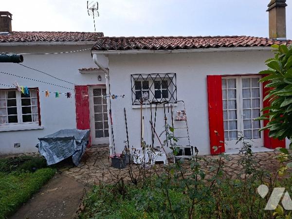 Maison de plain-pied et annexe à RUELLE SUR TOUVRE