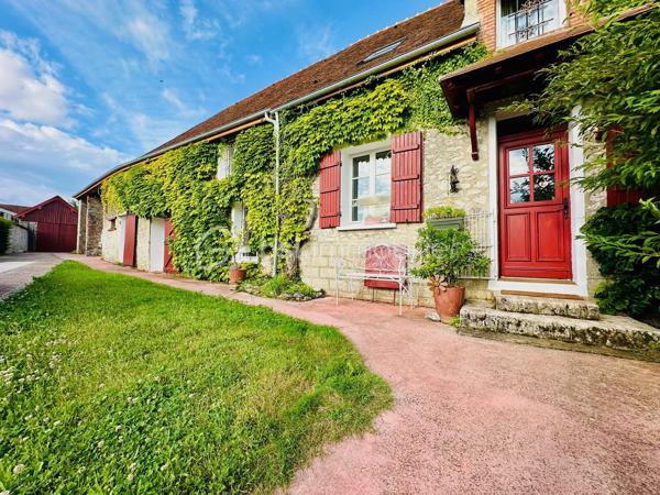 Située à 20mn de Provins, cette longère de charme dans un environnement bucolique édifiée sur un terrain de 1500m2 environ vous offre une surface habitable de 220m2 comprenant 9 pièces dont 4 chambres, 2 salles d'eau, 1 salle de bain, 3 wc, 1 salle à manger, 1 salon très spacieux et très lumineux de 40m2 ainsi qu'une très belle salle de billard.
De nombreuses dépendances dont cuisine d'été, salle de jeux, grenier et  grand garage viennent compléter le potentiel de ce bien.
La configuration de cette maison vous permet également d'envisager la création de chambres d'hôtes dans ce cadre champêtre.

Dépenses énergétiques réelles:
Fioul 1190euros/an
Electricité 1186 euros/an

NE RATEZ PAS CETTE OPPORTUNITE!