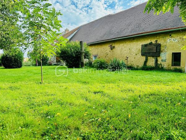 Située à 20mn de Provins, cette longère de charme dans un environnement bucolique édifiée sur un terrain de 1500m2 environ vous offre une surface habitable de 220m2 comprenant 9 pièces dont 4 chambres, 2 salles d'eau, 1 salle de bain, 3 wc, 1 salle à manger, 1 salon très spacieux et très lumineux de 40m2 ainsi qu'une très belle salle de billard.
De nombreuses dépendances dont cuisine d'été, salle de jeux, grenier et  grand garage viennent compléter le potentiel de ce bien.
La configuration de cette maison vous permet également d'envisager la création de chambres d'hôtes dans ce cadre champêtre.

Dépenses énergétiques réelles:
Fioul 1190euros/an
Electricité 1186 euros/an

NE RATEZ PAS CETTE OPPORTUNITE!