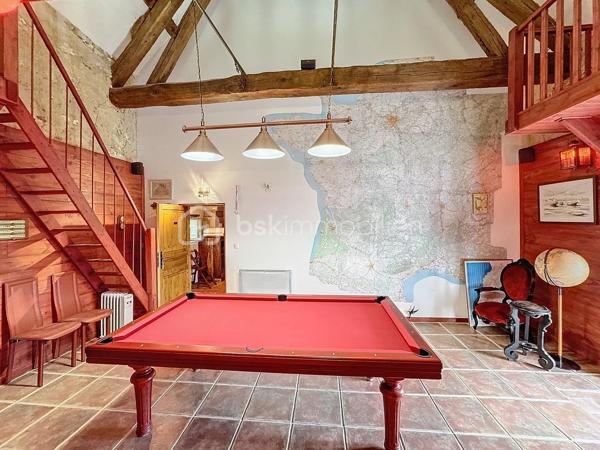 Située à 20mn de Provins, cette longère de charme dans un environnement bucolique édifiée sur un terrain de 1500m2 environ vous offre une surface habitable de 220m2 comprenant 9 pièces dont 4 chambres, 2 salles d'eau, 1 salle de bain, 3 wc, 1 salle à manger, 1 salon très spacieux et très lumineux de 40m2 ainsi qu'une très belle salle de billard.
De nombreuses dépendances dont cuisine d'été, salle de jeux, grenier et  grand garage viennent compléter le potentiel de ce bien.
La configuration de cette maison vous permet également d'envisager la création de chambres d'hôtes dans ce cadre champêtre.

Dépenses énergétiques réelles:
Fioul 1190euros/an
Electricité 1186 euros/an

NE RATEZ PAS CETTE OPPORTUNITE!