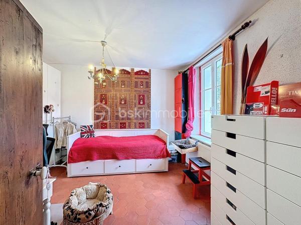 Située à 20mn de Provins, cette longère de charme dans un environnement bucolique édifiée sur un terrain de 1500m2 environ vous offre une surface habitable de 220m2 comprenant 9 pièces dont 4 chambres, 2 salles d'eau, 1 salle de bain, 3 wc, 1 salle à manger, 1 salon très spacieux et très lumineux de 40m2 ainsi qu'une très belle salle de billard.
De nombreuses dépendances dont cuisine d'été, salle de jeux, grenier et  grand garage viennent compléter le potentiel de ce bien.
La configuration de cette maison vous permet également d'envisager la création de chambres d'hôtes dans ce cadre champêtre.

Dépenses énergétiques réelles:
Fioul 1190euros/an
Electricité 1186 euros/an

NE RATEZ PAS CETTE OPPORTUNITE!