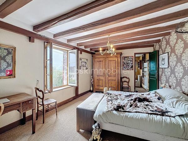Située à 20mn de Provins, cette longère de charme dans un environnement bucolique édifiée sur un terrain de 1500m2 environ vous offre une surface habitable de 220m2 comprenant 9 pièces dont 4 chambres, 2 salles d'eau, 1 salle de bain, 3 wc, 1 salle à manger, 1 salon très spacieux et très lumineux de 40m2 ainsi qu'une très belle salle de billard.
De nombreuses dépendances dont cuisine d'été, salle de jeux, grenier et  grand garage viennent compléter le potentiel de ce bien.
La configuration de cette maison vous permet également d'envisager la création de chambres d'hôtes dans ce cadre champêtre.

Dépenses énergétiques réelles:
Fioul 1190euros/an
Electricité 1186 euros/an

NE RATEZ PAS CETTE OPPORTUNITE!
