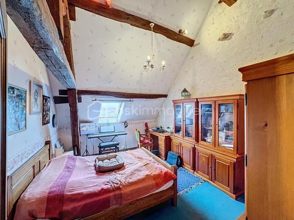 Située à 20mn de Provins, cette longère de charme dans un environnement bucolique édifiée sur un terrain de 1500m2 environ vous offre une surface habitable de 220m2 comprenant 9 pièces dont 4 chambres, 2 salles d'eau, 1 salle de bain, 3 wc, 1 salle à manger, 1 salon très spacieux et très lumineux de 40m2 ainsi qu'une très belle salle de billard.
De nombreuses dépendances dont cuisine d'été, salle de jeux, grenier et  grand garage viennent compléter le potentiel de ce bien.
La configuration de cette maison vous permet également d'envisager la création de chambres d'hôtes dans ce cadre champêtre.

Dépenses énergétiques réelles:
Fioul 1190euros/an
Electricité 1186 euros/an

NE RATEZ PAS CETTE OPPORTUNITE!