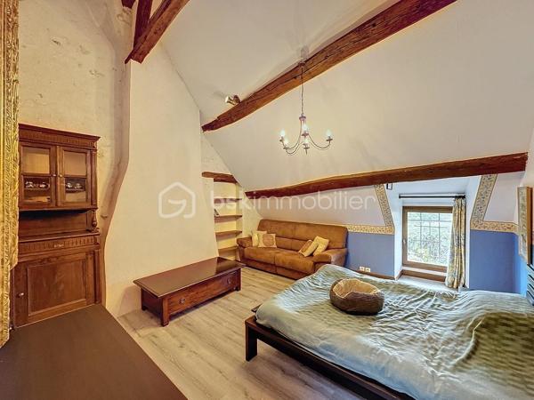 Située à 20mn de Provins, cette longère de charme dans un environnement bucolique édifiée sur un terrain de 1500m2 environ vous offre une surface habitable de 220m2 comprenant 9 pièces dont 4 chambres, 2 salles d'eau, 1 salle de bain, 3 wc, 1 salle à manger, 1 salon très spacieux et très lumineux de 40m2 ainsi qu'une très belle salle de billard.
De nombreuses dépendances dont cuisine d'été, salle de jeux, grenier et  grand garage viennent compléter le potentiel de ce bien.
La configuration de cette maison vous permet également d'envisager la création de chambres d'hôtes dans ce cadre champêtre.

Dépenses énergétiques réelles:
Fioul 1190euros/an
Electricité 1186 euros/an

NE RATEZ PAS CETTE OPPORTUNITE!