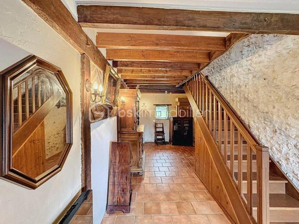 Située à 20mn de Provins, cette longère de charme dans un environnement bucolique édifiée sur un terrain de 1500m2 environ vous offre une surface habitable de 220m2 comprenant 9 pièces dont 4 chambres, 2 salles d'eau, 1 salle de bain, 3 wc, 1 salle à manger, 1 salon très spacieux et très lumineux de 40m2 ainsi qu'une très belle salle de billard.
De nombreuses dépendances dont cuisine d'été, salle de jeux, grenier et  grand garage viennent compléter le potentiel de ce bien.
La configuration de cette maison vous permet également d'envisager la création de chambres d'hôtes dans ce cadre champêtre.

Dépenses énergétiques réelles:
Fioul 1190euros/an
Electricité 1186 euros/an

NE RATEZ PAS CETTE OPPORTUNITE!