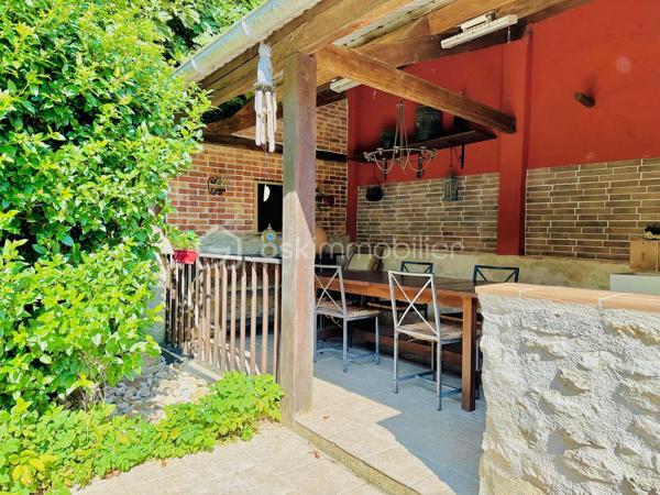 Située à 20mn de Provins, cette longère de charme dans un environnement bucolique édifiée sur un terrain de 1500m2 environ vous offre une surface habitable de 220m2 comprenant 9 pièces dont 4 chambres, 2 salles d'eau, 1 salle de bain, 3 wc, 1 salle à manger, 1 salon très spacieux et très lumineux de 40m2 ainsi qu'une très belle salle de billard.
De nombreuses dépendances dont cuisine d'été, salle de jeux, grenier et  grand garage viennent compléter le potentiel de ce bien.
La configuration de cette maison vous permet également d'envisager la création de chambres d'hôtes dans ce cadre champêtre.

Dépenses énergétiques réelles:
Fioul 1190euros/an
Electricité 1186 euros/an

NE RATEZ PAS CETTE OPPORTUNITE!