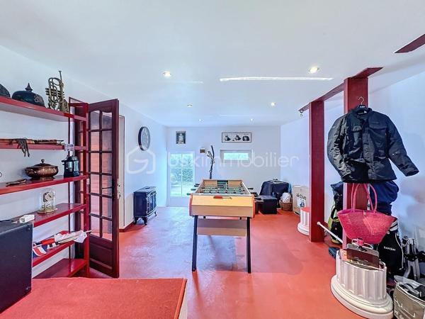 Située à 20mn de Provins, cette longère de charme dans un environnement bucolique édifiée sur un terrain de 1500m2 environ vous offre une surface habitable de 220m2 comprenant 9 pièces dont 4 chambres, 2 salles d'eau, 1 salle de bain, 3 wc, 1 salle à manger, 1 salon très spacieux et très lumineux de 40m2 ainsi qu'une très belle salle de billard.
De nombreuses dépendances dont cuisine d'été, salle de jeux, grenier et  grand garage viennent compléter le potentiel de ce bien.
La configuration de cette maison vous permet également d'envisager la création de chambres d'hôtes dans ce cadre champêtre.

Dépenses énergétiques réelles:
Fioul 1190euros/an
Electricité 1186 euros/an

NE RATEZ PAS CETTE OPPORTUNITE!
