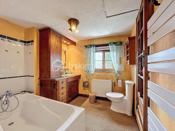 Située à 20mn de Provins, cette longère de charme dans un environnement bucolique édifiée sur un terrain de 1500m2 environ vous offre une surface habitable de 220m2 comprenant 9 pièces dont 4 chambres, 2 salles d'eau, 1 salle de bain, 3 wc, 1 salle à manger, 1 salon très spacieux et très lumineux de 40m2 ainsi qu'une très belle salle de billard.
De nombreuses dépendances dont cuisine d'été, salle de jeux, grenier et  grand garage viennent compléter le potentiel de ce bien.
La configuration de cette maison vous permet également d'envisager la création de chambres d'hôtes dans ce cadre champêtre.

Dépenses énergétiques réelles:
Fioul 1190euros/an
Electricité 1186 euros/an

NE RATEZ PAS CETTE OPPORTUNITE!