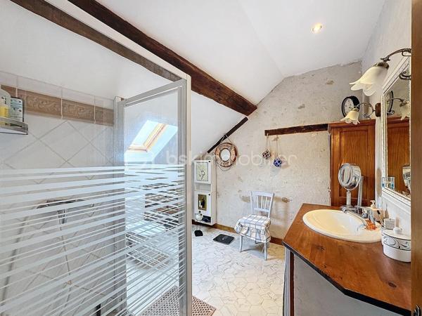 Située à 20mn de Provins, cette longère de charme dans un environnement bucolique édifiée sur un terrain de 1500m2 environ vous offre une surface habitable de 220m2 comprenant 9 pièces dont 4 chambres, 2 salles d'eau, 1 salle de bain, 3 wc, 1 salle à manger, 1 salon très spacieux et très lumineux de 40m2 ainsi qu'une très belle salle de billard.
De nombreuses dépendances dont cuisine d'été, salle de jeux, grenier et  grand garage viennent compléter le potentiel de ce bien.
La configuration de cette maison vous permet également d'envisager la création de chambres d'hôtes dans ce cadre champêtre.

Dépenses énergétiques réelles:
Fioul 1190euros/an
Electricité 1186 euros/an

NE RATEZ PAS CETTE OPPORTUNITE!