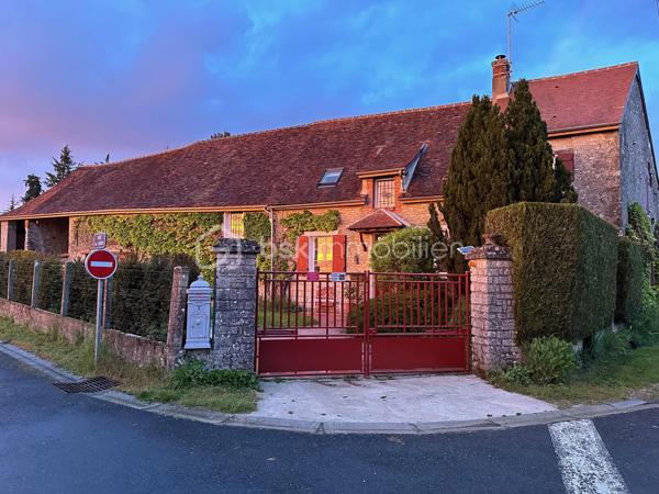 Située à 20mn de Provins, cette longère de charme dans un environnement bucolique édifiée sur un terrain de 1500m2 environ vous offre une surface habitable de 220m2 comprenant 9 pièces dont 4 chambres, 2 salles d'eau, 1 salle de bain, 3 wc, 1 salle à manger, 1 salon très spacieux et très lumineux de 40m2 ainsi qu'une très belle salle de billard.
De nombreuses dépendances dont cuisine d'été, salle de jeux, grenier et  grand garage viennent compléter le potentiel de ce bien.
La configuration de cette maison vous permet également d'envisager la création de chambres d'hôtes dans ce cadre champêtre.

Dépenses énergétiques réelles:
Fioul 1190euros/an
Electricité 1186 euros/an

NE RATEZ PAS CETTE OPPORTUNITE!