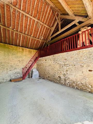 Située à 20mn de Provins, cette longère de charme dans un environnement bucolique édifiée sur un terrain de 1500m2 environ vous offre une surface habitable de 220m2 comprenant 9 pièces dont 4 chambres, 2 salles d'eau, 1 salle de bain, 3 wc, 1 salle à manger, 1 salon très spacieux et très lumineux de 40m2 ainsi qu'une très belle salle de billard.
De nombreuses dépendances dont cuisine d'été, salle de jeux, grenier et  grand garage viennent compléter le potentiel de ce bien.
La configuration de cette maison vous permet également d'envisager la création de chambres d'hôtes dans ce cadre champêtre.

Dépenses énergétiques réelles:
Fioul 1190euros/an
Electricité 1186 euros/an

NE RATEZ PAS CETTE OPPORTUNITE!