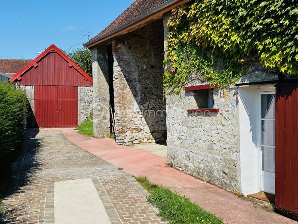 Située à 20mn de Provins, cette longère de charme dans un environnement bucolique édifiée sur un terrain de 1500m2 environ vous offre une surface habitable de 220m2 comprenant 9 pièces dont 4 chambres, 2 salles d'eau, 1 salle de bain, 3 wc, 1 salle à manger, 1 salon très spacieux et très lumineux de 40m2 ainsi qu'une très belle salle de billard.
De nombreuses dépendances dont cuisine d'été, salle de jeux, grenier et  grand garage viennent compléter le potentiel de ce bien.
La configuration de cette maison vous permet également d'envisager la création de chambres d'hôtes dans ce cadre champêtre.

Dépenses énergétiques réelles:
Fioul 1190euros/an
Electricité 1186 euros/an

NE RATEZ PAS CETTE OPPORTUNITE!