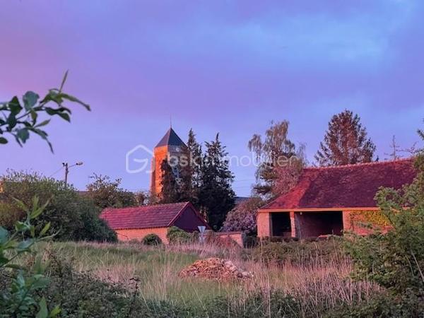 Située à 20mn de Provins, cette longère de charme dans un environnement bucolique édifiée sur un terrain de 1500m2 environ vous offre une surface habitable de 220m2 comprenant 9 pièces dont 4 chambres, 2 salles d'eau, 1 salle de bain, 3 wc, 1 salle à manger, 1 salon très spacieux et très lumineux de 40m2 ainsi qu'une très belle salle de billard.
De nombreuses dépendances dont cuisine d'été, salle de jeux, grenier et  grand garage viennent compléter le potentiel de ce bien.
La configuration de cette maison vous permet également d'envisager la création de chambres d'hôtes dans ce cadre champêtre.

Dépenses énergétiques réelles:
Fioul 1190euros/an
Electricité 1186 euros/an

NE RATEZ PAS CETTE OPPORTUNITE!