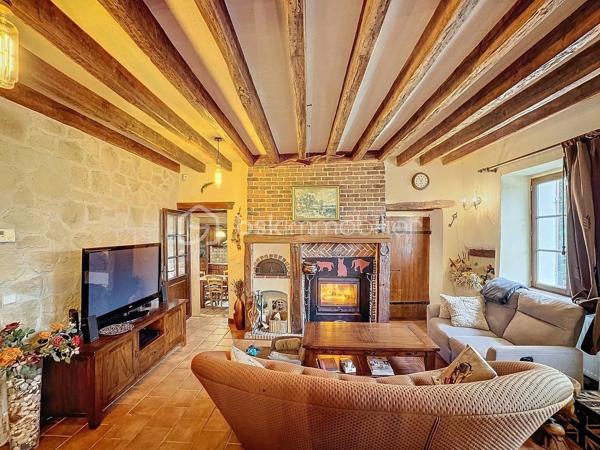 Située à 20mn de Provins, cette longère de charme dans un environnement bucolique édifiée sur un terrain de 1500m2 environ vous offre une surface habitable de 220m2 comprenant 9 pièces dont 4 chambres, 2 salles d'eau, 1 salle de bain, 3 wc, 1 salle à manger, 1 salon très spacieux et très lumineux de 40m2 ainsi qu'une très belle salle de billard.
De nombreuses dépendances dont cuisine d'été, salle de jeux, grenier et  grand garage viennent compléter le potentiel de ce bien.
La configuration de cette maison vous permet également d'envisager la création de chambres d'hôtes dans ce cadre champêtre.

Dépenses énergétiques réelles:
Fioul 1190euros/an
Electricité 1186 euros/an

NE RATEZ PAS CETTE OPPORTUNITE!