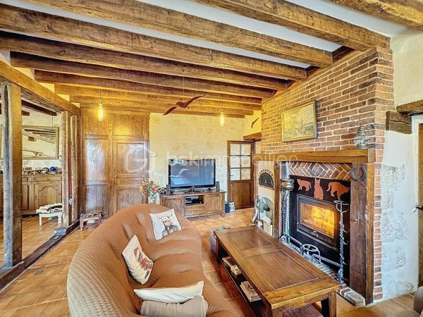 Située à 20mn de Provins, cette longère de charme dans un environnement bucolique édifiée sur un terrain de 1500m2 environ vous offre une surface habitable de 220m2 comprenant 9 pièces dont 4 chambres, 2 salles d'eau, 1 salle de bain, 3 wc, 1 salle à manger, 1 salon très spacieux et très lumineux de 40m2 ainsi qu'une très belle salle de billard.
De nombreuses dépendances dont cuisine d'été, salle de jeux, grenier et  grand garage viennent compléter le potentiel de ce bien.
La configuration de cette maison vous permet également d'envisager la création de chambres d'hôtes dans ce cadre champêtre.

Dépenses énergétiques réelles:
Fioul 1190euros/an
Electricité 1186 euros/an

NE RATEZ PAS CETTE OPPORTUNITE!