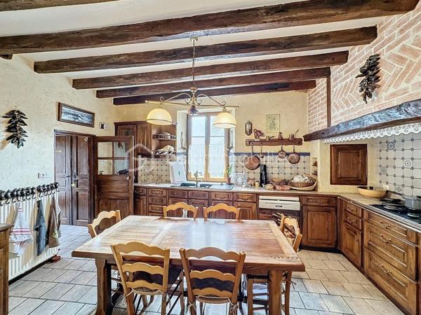 Située à 20mn de Provins, cette longère de charme dans un environnement bucolique édifiée sur un terrain de 1500m2 environ vous offre une surface habitable de 220m2 comprenant 9 pièces dont 4 chambres, 2 salles d'eau, 1 salle de bain, 3 wc, 1 salle à manger, 1 salon très spacieux et très lumineux de 40m2 ainsi qu'une très belle salle de billard.
De nombreuses dépendances dont cuisine d'été, salle de jeux, grenier et  grand garage viennent compléter le potentiel de ce bien.
La configuration de cette maison vous permet également d'envisager la création de chambres d'hôtes dans ce cadre champêtre.

Dépenses énergétiques réelles:
Fioul 1190euros/an
Electricité 1186 euros/an

NE RATEZ PAS CETTE OPPORTUNITE!