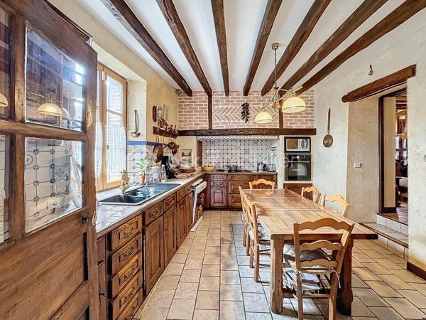 Située à 20mn de Provins, cette longère de charme dans un environnement bucolique édifiée sur un terrain de 1500m2 environ vous offre une surface habitable de 220m2 comprenant 9 pièces dont 4 chambres, 2 salles d'eau, 1 salle de bain, 3 wc, 1 salle à manger, 1 salon très spacieux et très lumineux de 40m2 ainsi qu'une très belle salle de billard.
De nombreuses dépendances dont cuisine d'été, salle de jeux, grenier et  grand garage viennent compléter le potentiel de ce bien.
La configuration de cette maison vous permet également d'envisager la création de chambres d'hôtes dans ce cadre champêtre.

Dépenses énergétiques réelles:
Fioul 1190euros/an
Electricité 1186 euros/an

NE RATEZ PAS CETTE OPPORTUNITE!