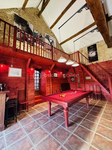 Située à 20mn de Provins, cette longère de charme dans un environnement bucolique édifiée sur un terrain de 1500m2 environ vous offre une surface habitable de 220m2 comprenant 9 pièces dont 4 chambres, 2 salles d'eau, 1 salle de bain, 3 wc, 1 salle à manger, 1 salon très spacieux et très lumineux de 40m2 ainsi qu'une très belle salle de billard.
De nombreuses dépendances dont cuisine d'été, salle de jeux, grenier et  grand garage viennent compléter le potentiel de ce bien.
La configuration de cette maison vous permet également d'envisager la création de chambres d'hôtes dans ce cadre champêtre.

Dépenses énergétiques réelles:
Fioul 1190euros/an
Electricité 1186 euros/an

NE RATEZ PAS CETTE OPPORTUNITE!