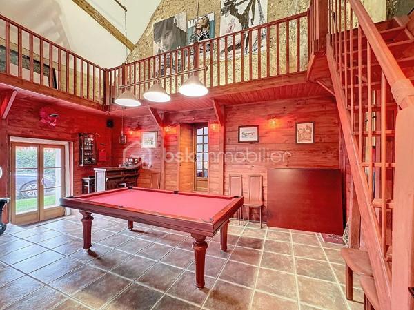 Située à 20mn de Provins, cette longère de charme dans un environnement bucolique édifiée sur un terrain de 1500m2 environ vous offre une surface habitable de 220m2 comprenant 9 pièces dont 4 chambres, 2 salles d'eau, 1 salle de bain, 3 wc, 1 salle à manger, 1 salon très spacieux et très lumineux de 40m2 ainsi qu'une très belle salle de billard.
De nombreuses dépendances dont cuisine d'été, salle de jeux, grenier et  grand garage viennent compléter le potentiel de ce bien.
La configuration de cette maison vous permet également d'envisager la création de chambres d'hôtes dans ce cadre champêtre.

Dépenses énergétiques réelles:
Fioul 1190euros/an
Electricité 1186 euros/an

NE RATEZ PAS CETTE OPPORTUNITE!