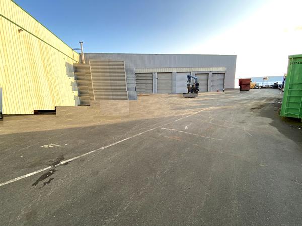 A LOUER local d'activité 1.000 m2 - NORD de NANTES