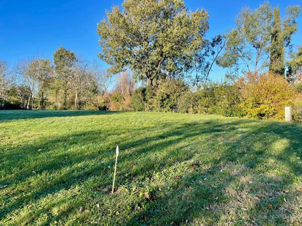 Terrain L Isle Jourdain 932 m2