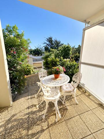 Un pied-à-terre en bord de mer ou un investissement locatif à découvrir !

Situé sur la corniche de Saint-Hilaire-de-Riez, ce studio meublé et entièrement équipé d’environ 18 m² bénéficie d’un véritable atout : une terrasse de 11 m², partiellement abritée, idéale pour profiter de l’extérieur dans un cadre agréable, à deux pas de l’océan.

Bien entretenu, ce studio propose un agencement fonctionnel qui optimise chaque mètre carré.
Dès l’entrée, vous découvrirez un placard de rangement et des aménagements astucieux permettant de profiter pleinement de l’espace.
La pièce de vie, lumineuse et agréable, s’ouvre sur la terrasse avec une vue dégagée et sans vis-à-vis direct. Un prolongement extérieur particulièrement appréciable pour les repas, les moments de détente ou les séjours en bord de mer.
La cuisine, aménagée et équipée en 2020, complète cet espace de vie optimisé. La salle d’eau avec WC rénovée en 2021 complète l’ensemble. 
Le double vitrage apporte un confort supplémentaire,

LES ATOUTS QUI FONT LA DIFFÉRENCE
•	Une terrasse de 11 m², partiellement abritée, pour profiter de l’extérieur.
•	Une vue dégagée, sans vis-à-vis direct.
•	Un studio meublé et entièrement équipé, prêt à être utilisé.
•	Un agencement optimisé, avec des rangements pratiques.
•	Une cuisine aménagée et équipée, installée en 2020.
•	Une Salle de bain rénovée en 2021
•	Le double vitrage, pour davantage de confort.
•	De faibles charges de copropriété, pour maîtriser les dépenses.
•	Une résidence sécurisée, dont le ravalement a été réalisé en 2025.
•	Du stationnement gratuit à proximité

UN EMPLACEMENT PRIVILÉGIÉ SUR LA CORNICHE
Profitez pleinement de la vie en bord de mer, dans un secteur apprécié pour son environnement et sa proximité avec les plages.
À pied ou à vélo, vous accédez facilement aux commerces, restaurants et services de la corniche. Le secteur dispose également d’un Super U, d’une pharmacie, de services de santé et d’un cinéma.

Les amateurs de mer et de promenades apprécieront particulièrement la proximité des plages :
•	Accès direct aux criques de sable.
•	Plage des Bussoleries : environ 5 minutes à pied.
•	Plage des 5 Pineaux : environ 10 minutes à pied.

Un emplacement idéal pour profiter des plaisirs du littoral, se ressourcer le temps d’un week-end ou envisager un investissement dans un secteur recherché.
Un studio fonctionnel, une terrasse généreuse et un emplacement privilégié : une opportunité à découvrir sur la corniche de Saint-Hilaire-de-Riez !
Contactez-moi pour obtenir davantage d’informations ou organiser une visite.
